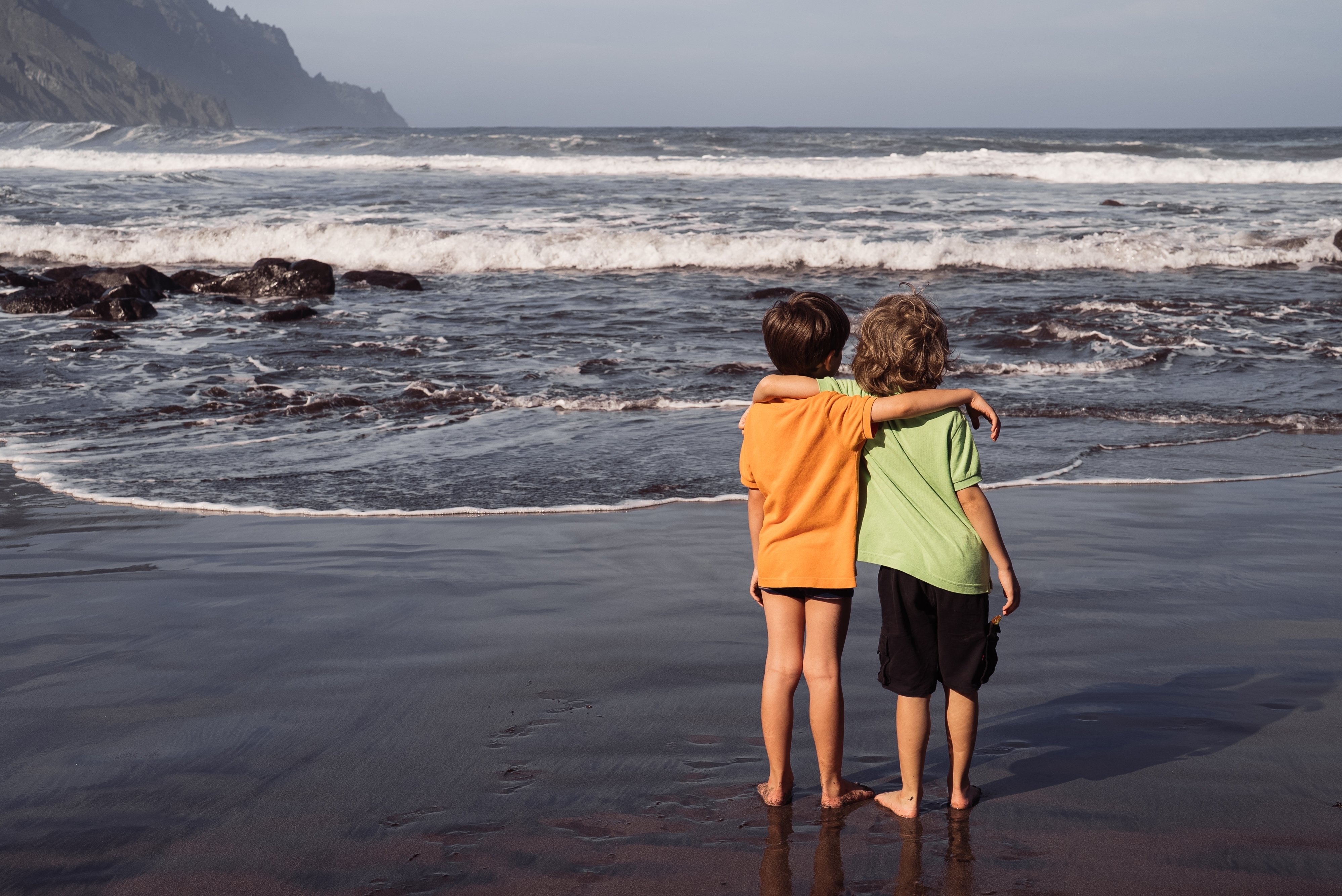 Dos niños frente al mar